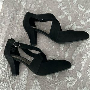 DEXFLEX COMFORT black criss cross pump, size 8.5